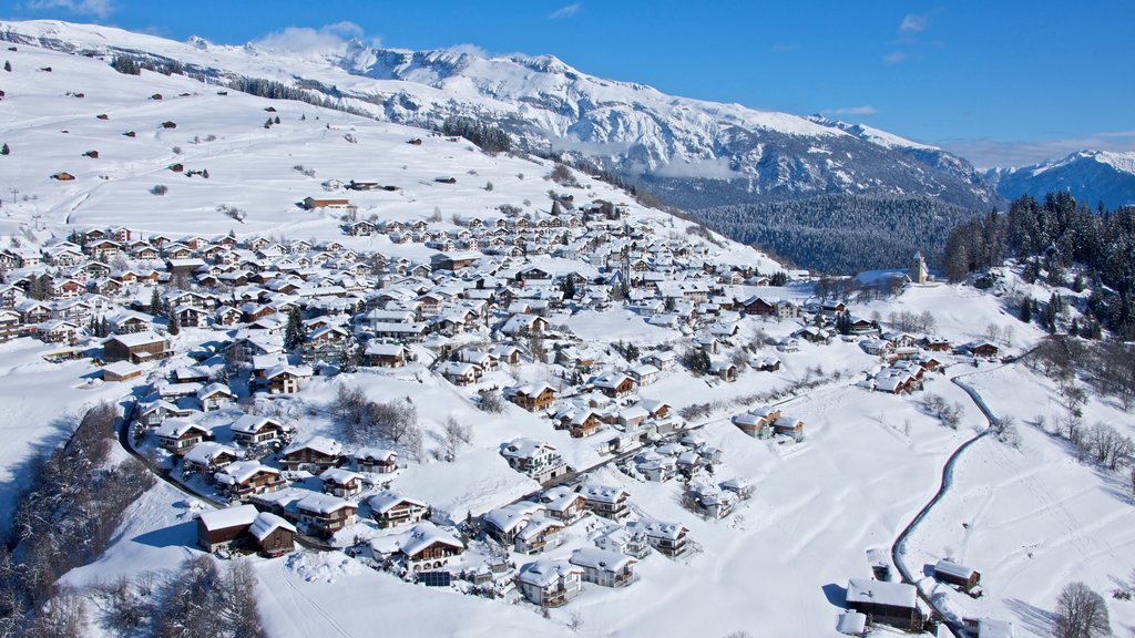 Laax som visar stillsam natur, en liten stad eller by och landskap