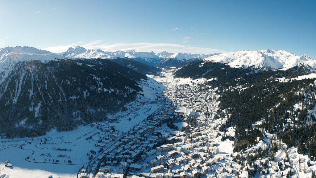 Davos som inkluderer rolig landskap, fjell og landskap