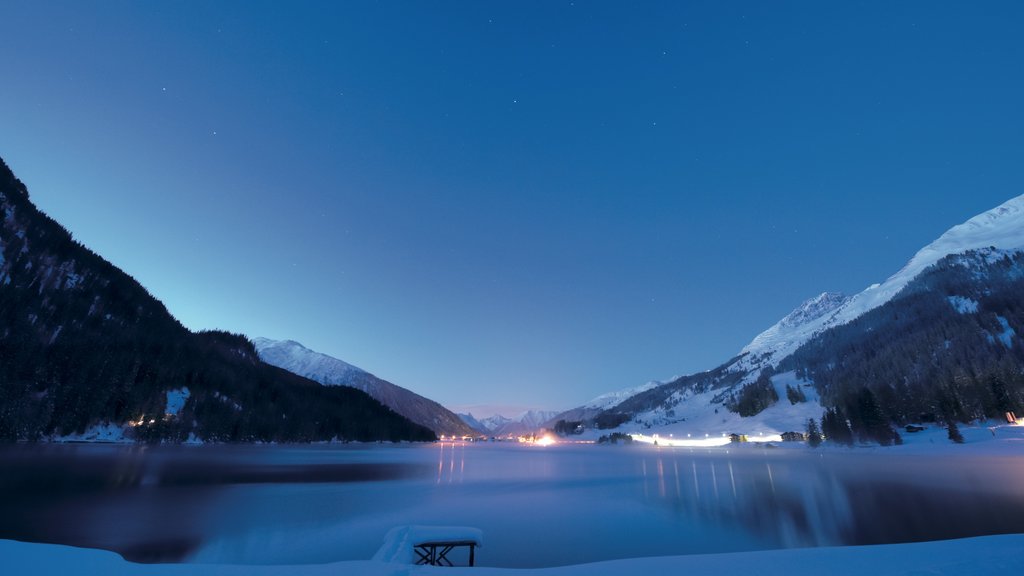 Davos che include neve, lago o sorgente d\'acqua e vista del paesaggio