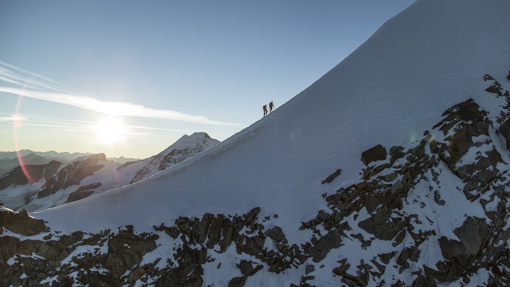 St. Moritz som omfatter bjerge, vandring eller gåture og en solnedgang