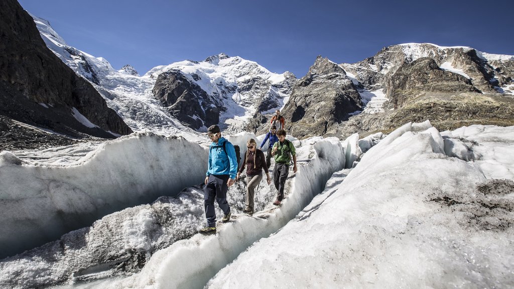 St. Moritz toont bergen, hiken of wandelen en sneeuw