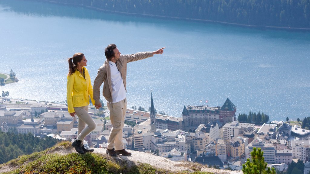 St. Moritz que incluye un lago o espejo de agua, caminatas y una pequeña ciudad o aldea