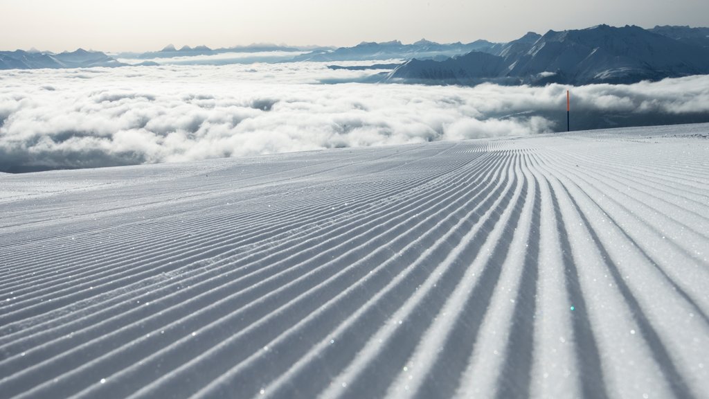 Station de ski de Laax mettant en vedette panoramas et neige