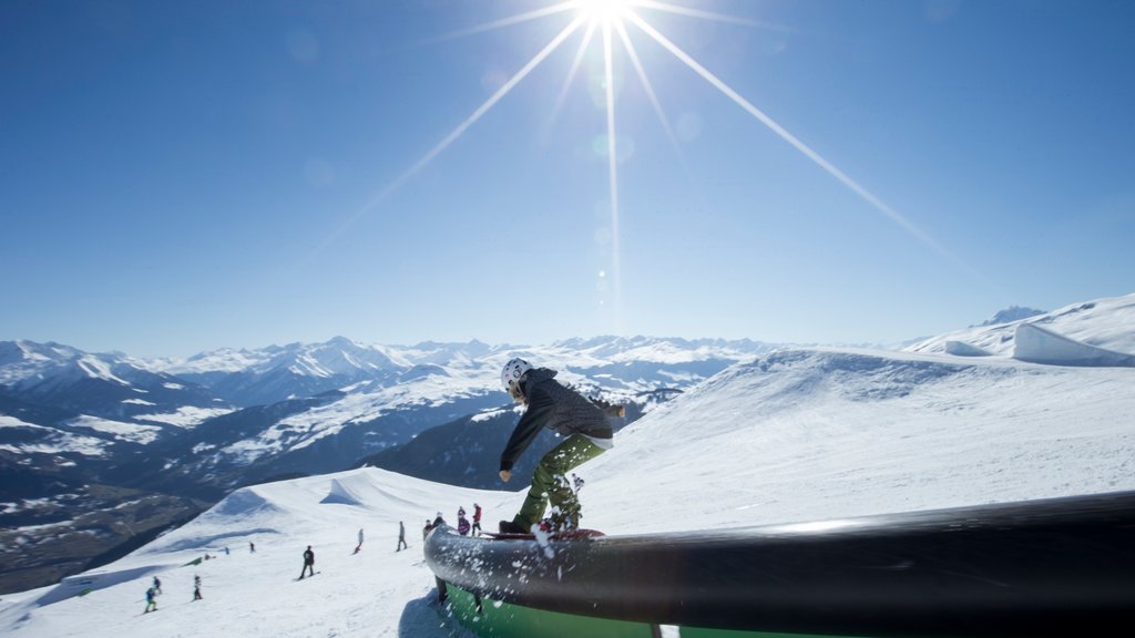 Laax Ski Resort som visar snowboarding, snö och landskap