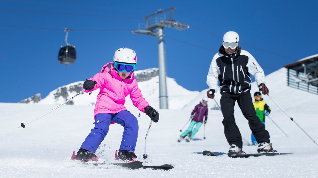 Estación de esquí de Laax mostrando ski en la nieve y nieve y también una familia