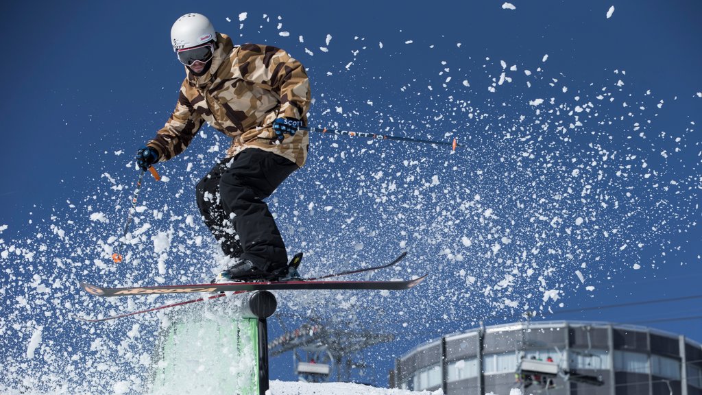 Laax Ski Resort que inclui neve e esqui na neve assim como um homem sozinho