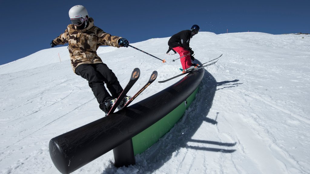 Estación de esquí de Laax mostrando ski en la nieve y nieve y también una pareja