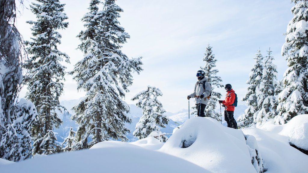 Station de ski de Laax mettant en vedette ski et neige aussi bien que couple