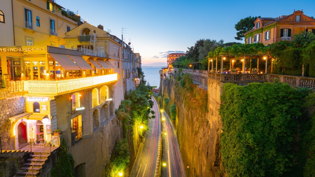 Costa de Sorrento que incluye vista panorámica y un atardecer