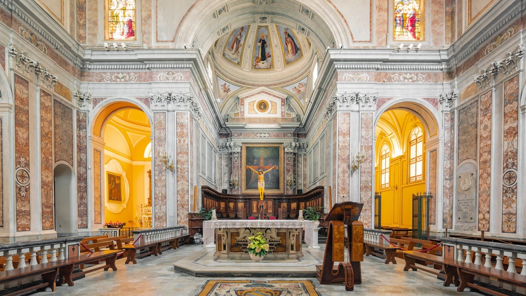 Costa de Sorrento mostrando elementos patrimoniales, vista interna y una iglesia o catedral