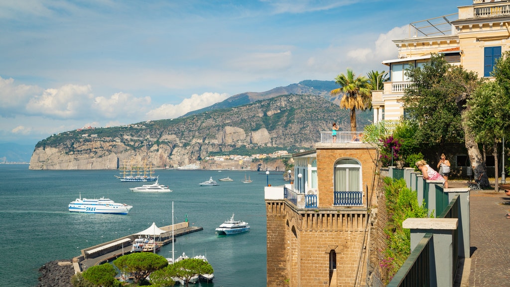 Costa de Sorrento que inclui uma cidade litorânea e paisagens litorâneas