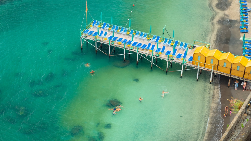 Costa de Sorrento que inclui paisagens litorâneas e natação assim como um pequeno grupo de pessoas