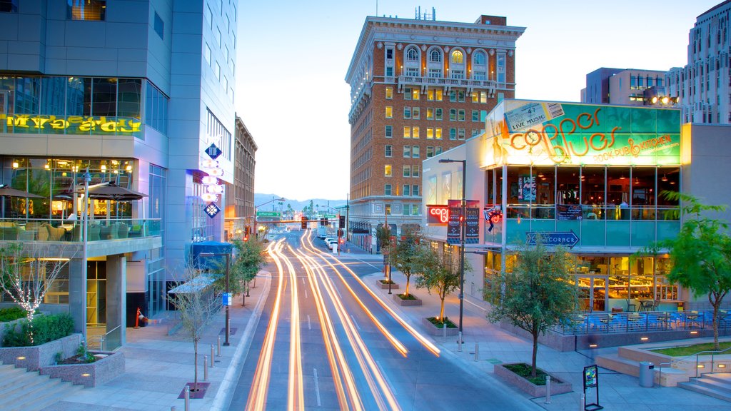 Phoenix showing a city, central business district and street scenes