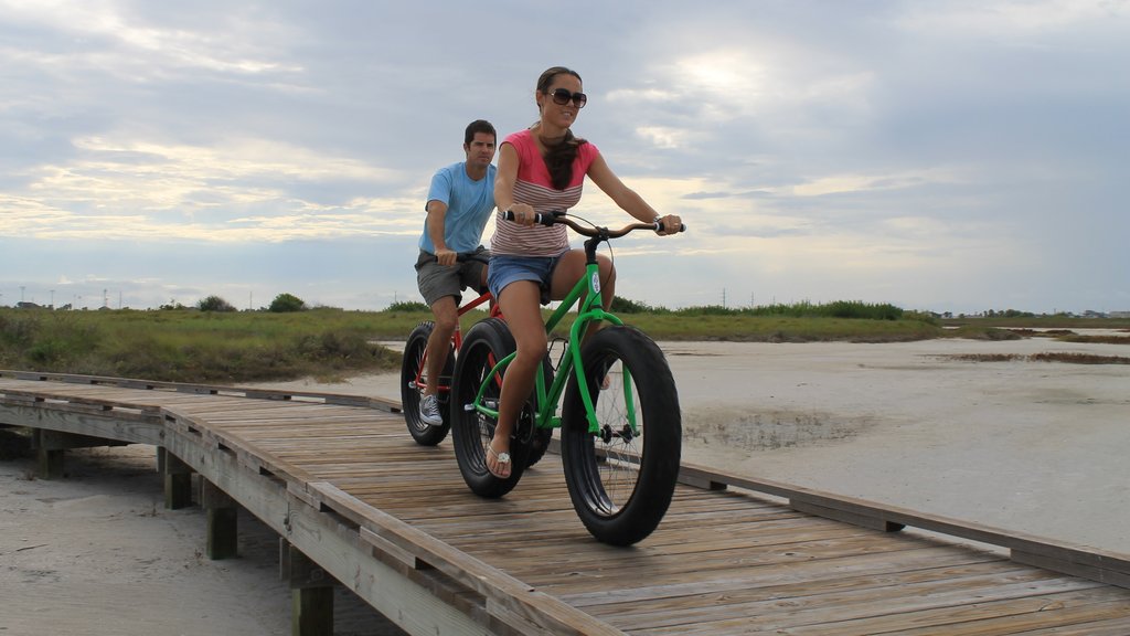 Port Aransas ofreciendo ciclismo y también una pareja