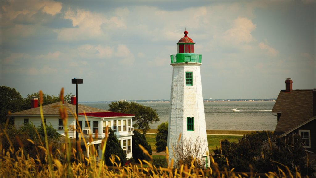 Hampton que incluye una ciudad costera y vista general a la costa