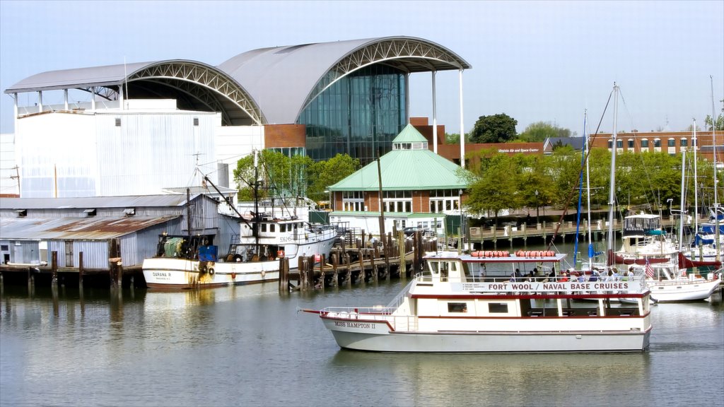 Hampton som viser marina, båter og moderne arkitektur