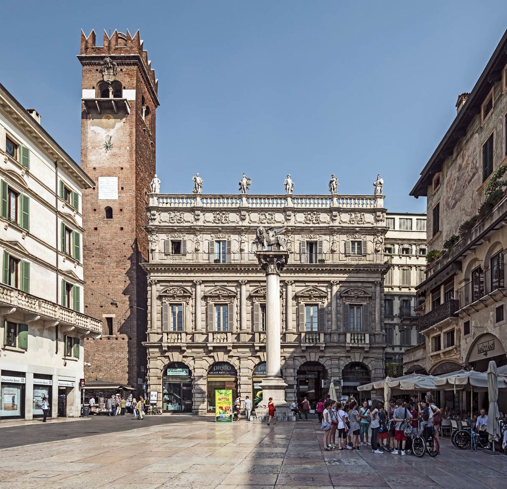 Piazza delle Erbe a Verona - Di Didier Descouens - Opera propria, CC BY-SA 4.0, https://commons.wikimedia.org/w/index.php?curid=47050959