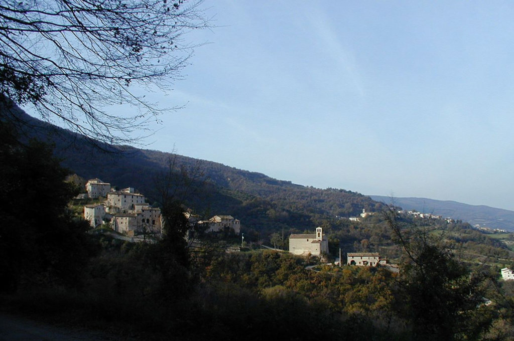 Il Castello di Vestignano a Caldarola - Photo by Loredana Camacci Menichelli (Own work), via Wikimedia Creative Commons