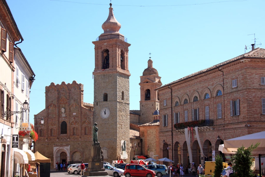 Veduta di piazza Alberico Gentili a San Ginesio (MC) - Di Alessandro Vecchi - Opera propria, CC BY-SA 3.0, https://commons.wikimedia.org/w/index.php?curid=16223439