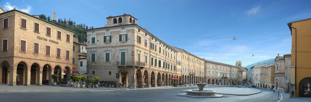 La spettacolare Piazza del Popolo di San Severino Marche - Photo by Mirko Scoccia (Own work), viaWikimedia Creative Commons