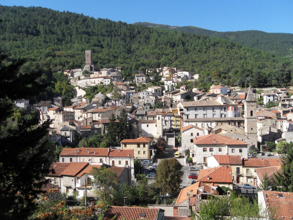 Il borgo di Introdacqua visto dall'alto - By IntrodacquaAQ (Own work)  , via Wikimedia Commons