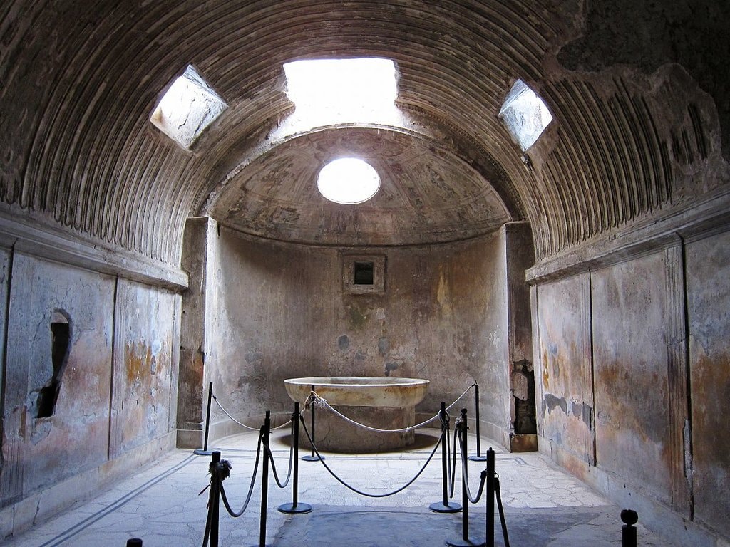 Il caldarium delle terme di Pompei - By Velvet - Own work, CC BY-SA 3.0, https://commons.wikimedia.org/w/index.php?curid=16431055