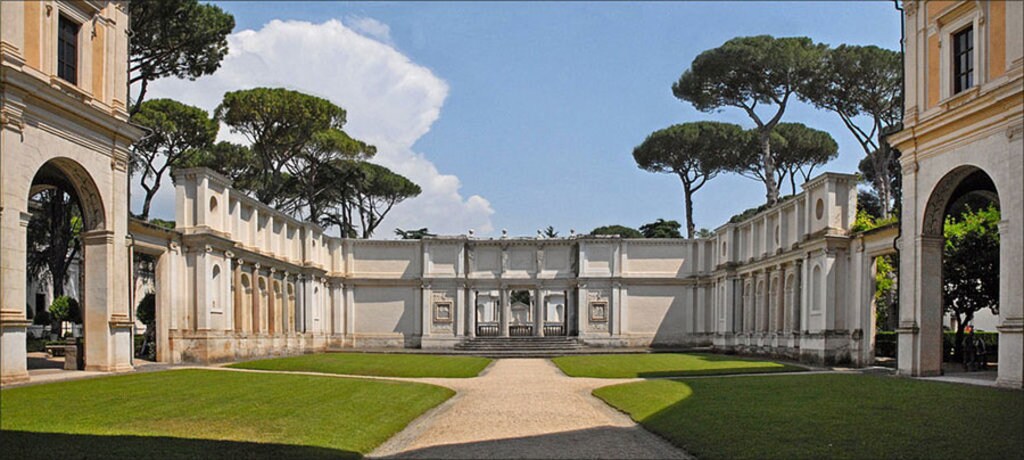 Roma: 10 musei da vedere - Museo Etrusco di Villa Giulia - By Jean-Pierre Dalbéra from Paris, France (La première cour de la Villa Giulia (Rome))  , via Wikimedia Commons