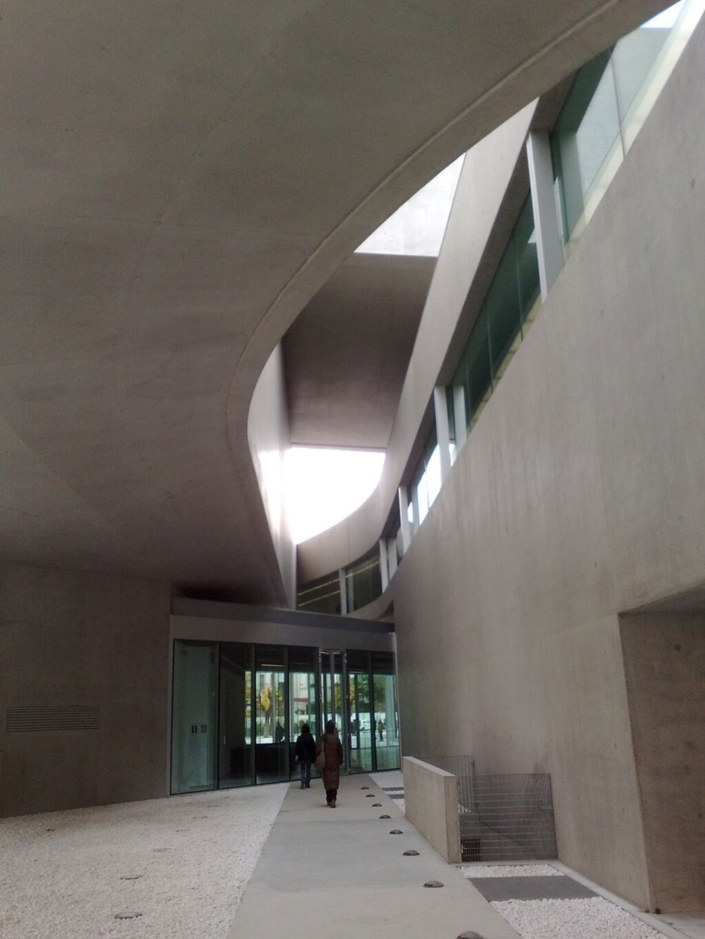 MAXXI - Museo Nazionale delle Arti del XXI secolo - By guidosilipo via Pixabay