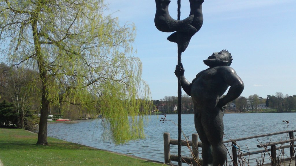 Bad Saarow qui includes une statue ou une sculpture, un monument et un lac ou un point d’eau