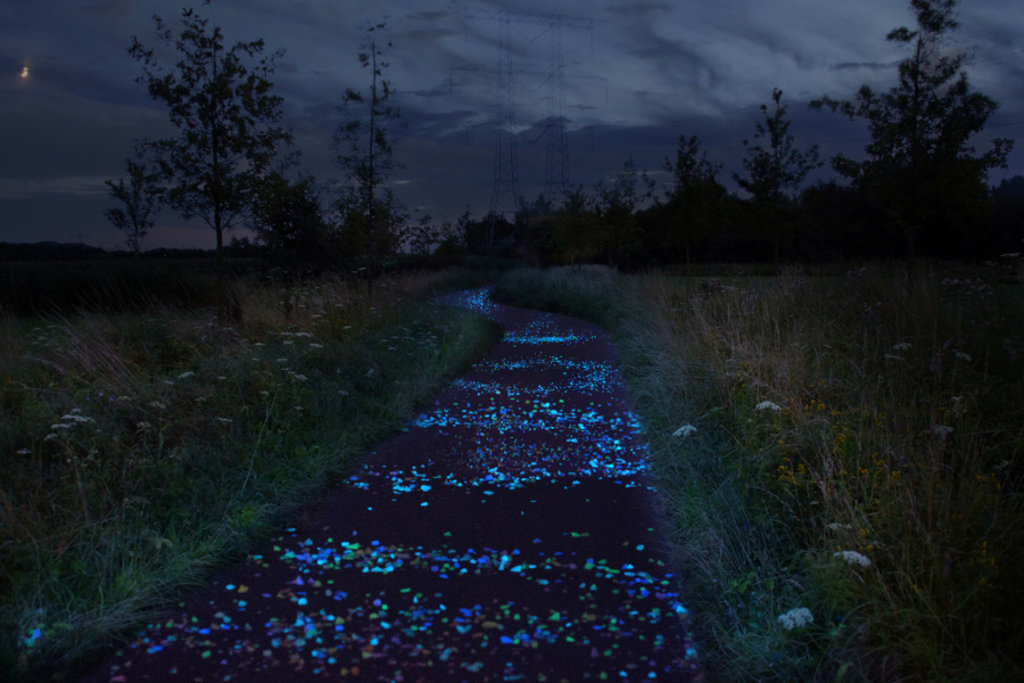 Un tratto della Van Gogh Bicycle Path Roosegaarde di sera - Courtesy of Ente Nazionale Turismo Olandese 