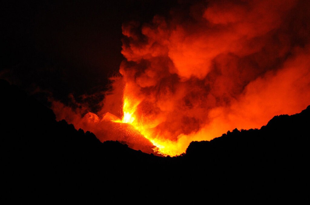 Etna, eruzione del 2011 - By gnuckx  , via Wikimedia Commons