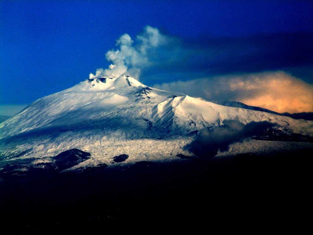 Veduta dell'Etna innevato - By Josep Renalias, (Own work)  , via Wikimedia Commons