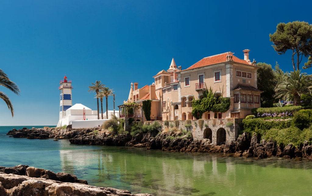 Un faro lungo la costa
