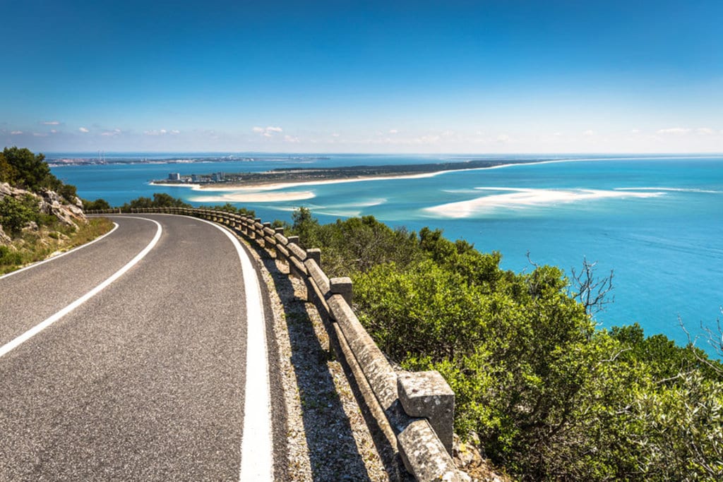 On the road lungo la costa
