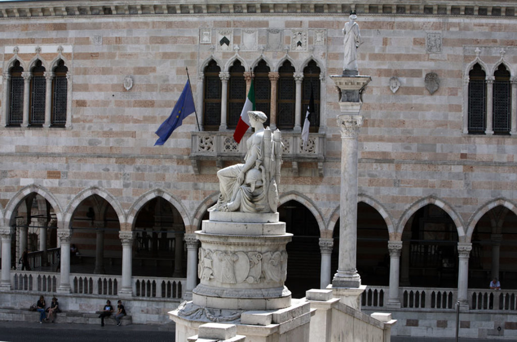 Udine, la veduta del Castello da Piazza S. Giacomo - Un weekend a Udine e a San Daniele del Friuli - Courtesy of © FVG