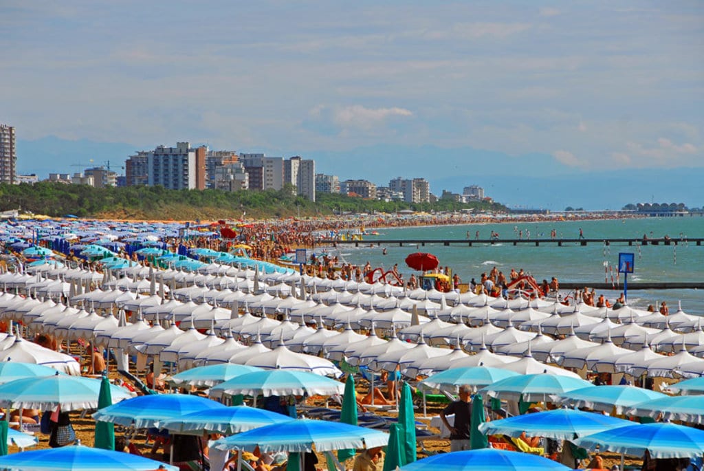 La lunga spiaggia di Lignano e gli ombrelloni degli stabilimenti balneari - Guida alle spiagge di Lignano - By Maurizio Valdemarin