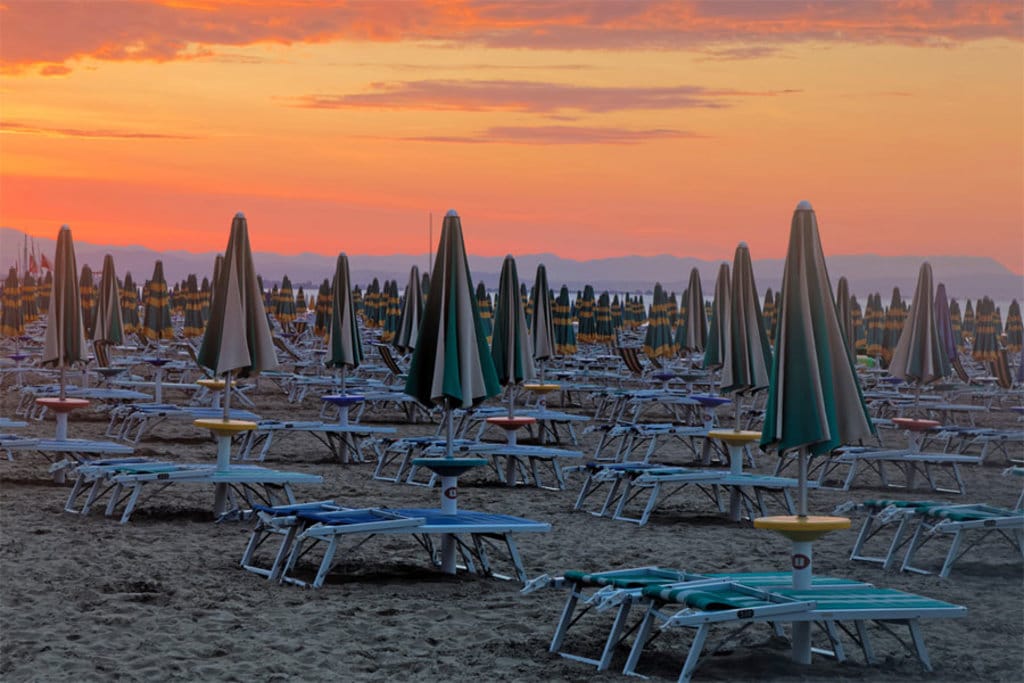 Il tramonto dalla spiaggia di Lignano è uno spettacolo da vivere rilassandosi in uno dei tanti beach bar