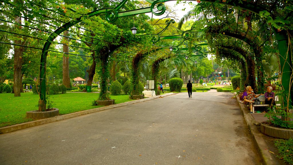 Tao Dan Park showing a park