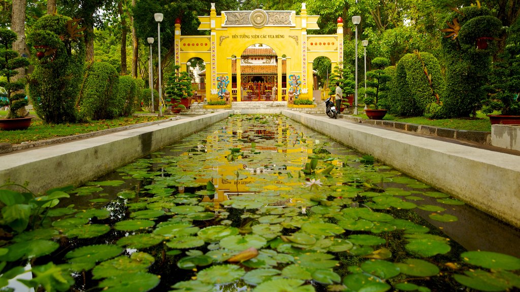 Tao Dan Park featuring a garden and a pond