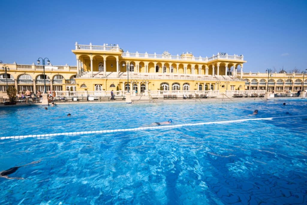 La piscina dei bagni termali di Budapest - Photo credit Getty Images