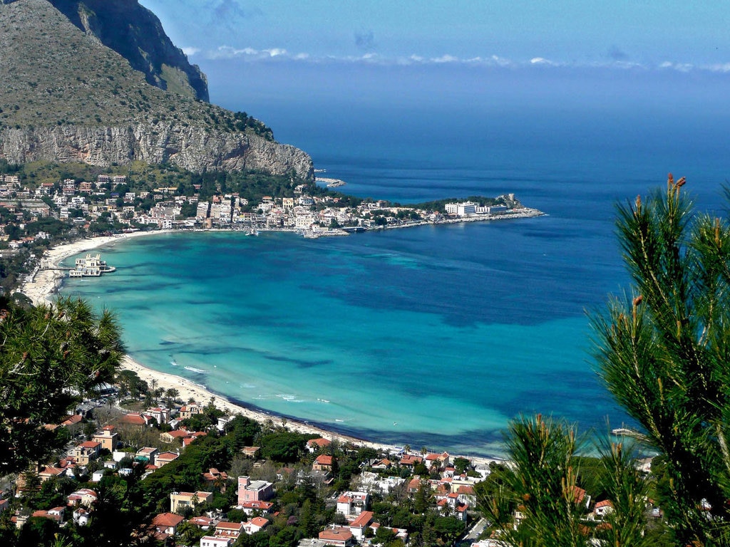 Mondello tra mare e cielo - By Pietro Columba from Italia (Mondello: Mare e cielo)  , via Wikimedia Commons