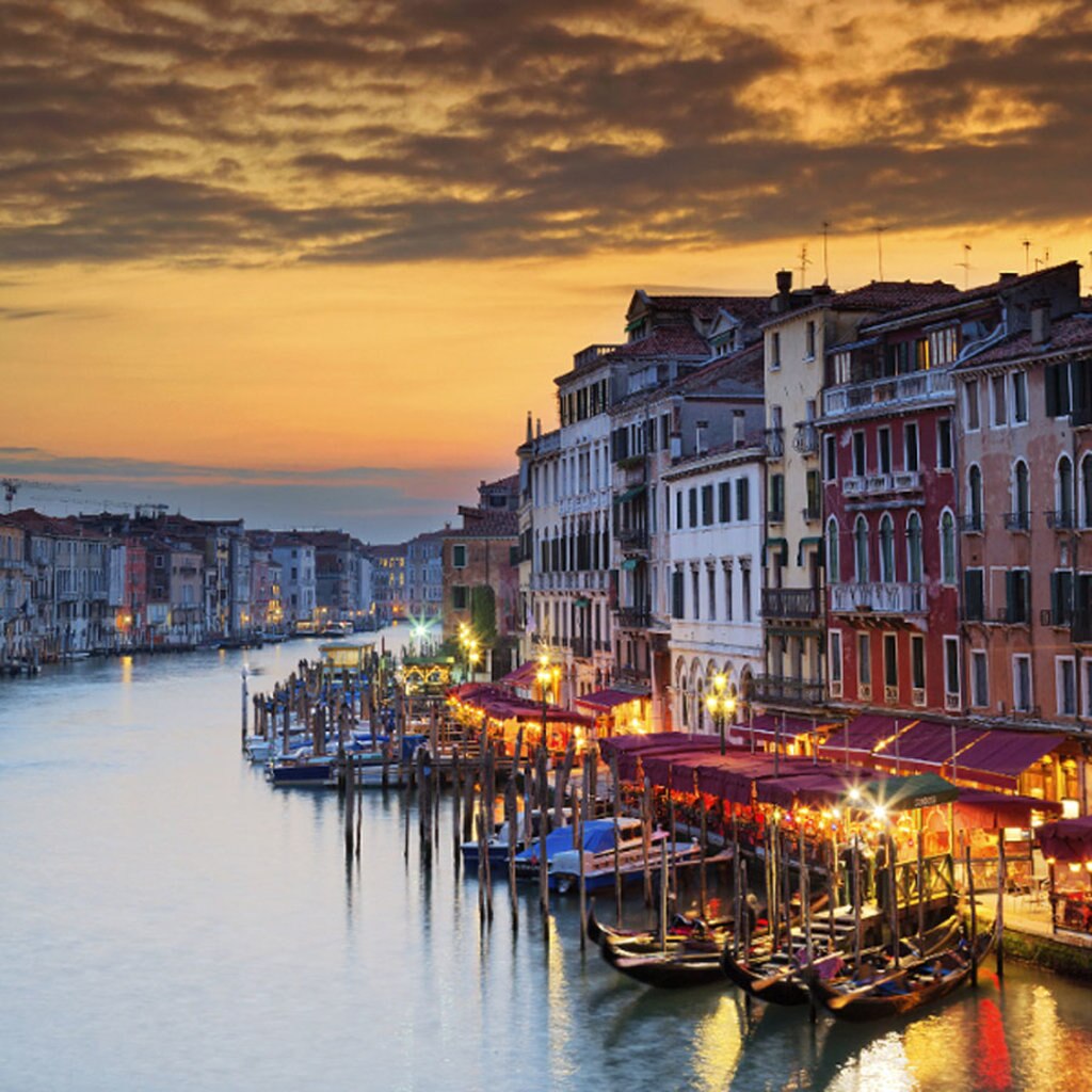 Il Canal Grande illuminato dalle tinte del tramonto - Photo credit Shutterstock