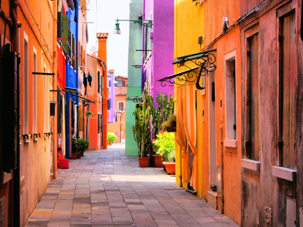 Un suggestivo scorcio di Burano con le colorate casette - Photo credit Shutterstock