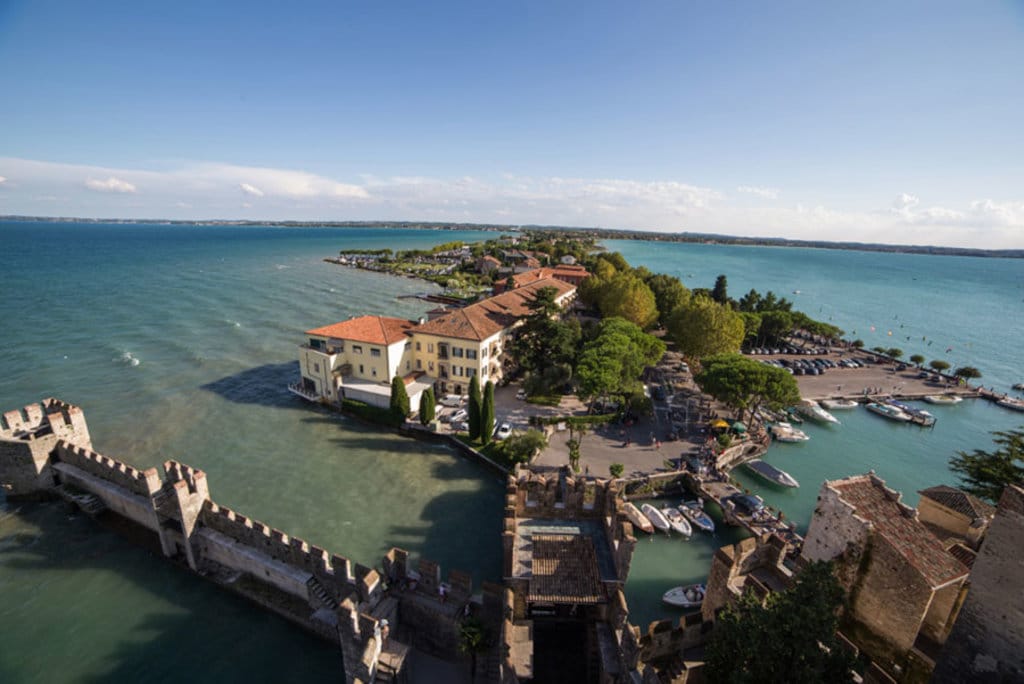 Sirmione e i riflessi del Lago di Garda - Photo credit Shutterstock