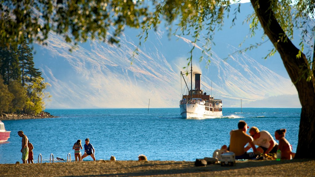 TSS Earnslaw and InterCity Depot, Queenstown, New Zealand som omfatter en strand, picnic og en bugt eller havn