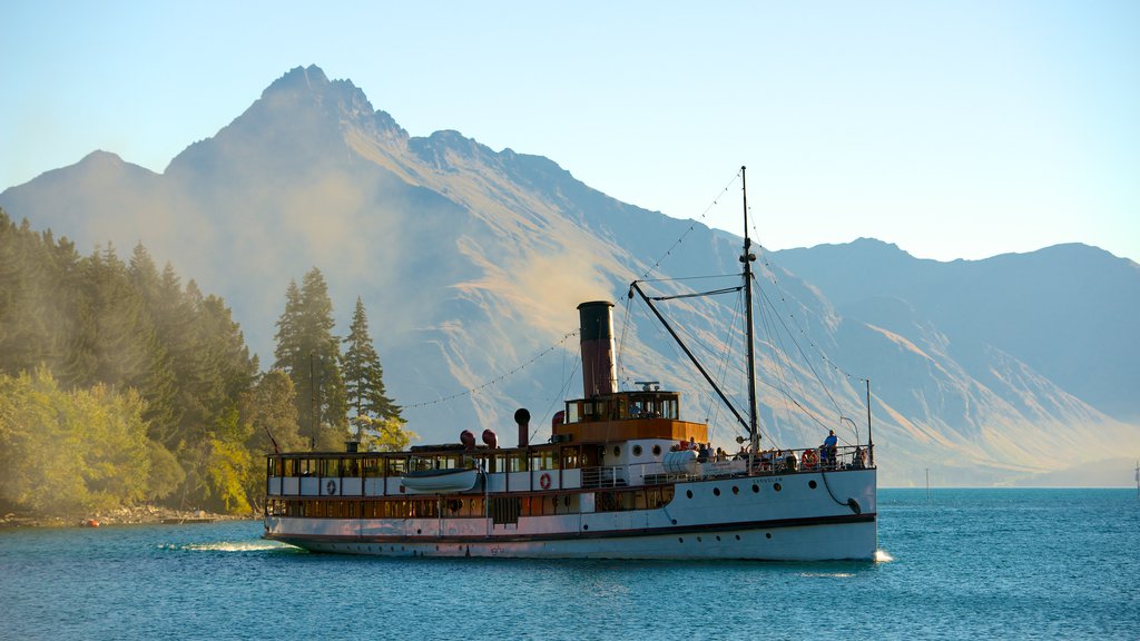 TSS Earnslaw and InterCity Depot, Queenstown, New Zealand som viser udsigt over kystområde, bjerge og en færge