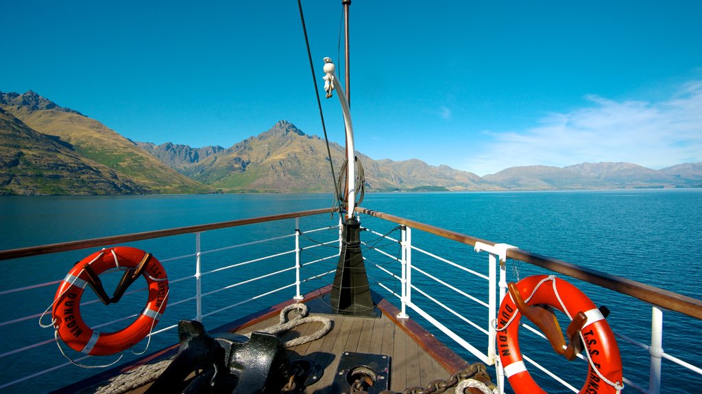 TSS Earnslaw Steamship que inclui canoagem e paisagens litorâneas