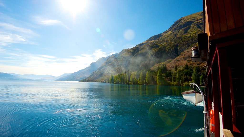 TSS Earnslaw Steamship que incluye montañas y vista general a la costa