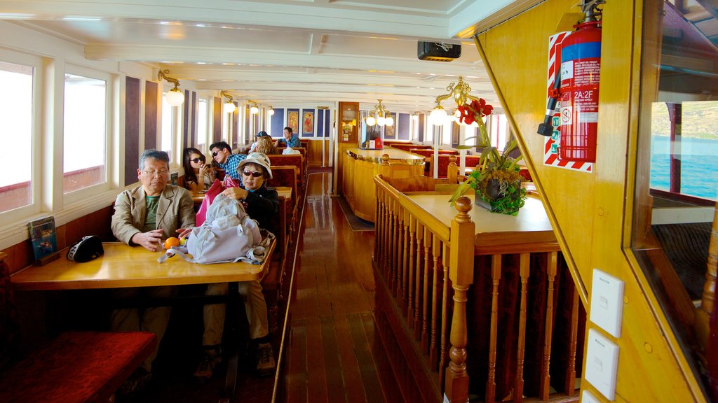 TSS Earnslaw Steamship que inclui vistas internas assim como uma família