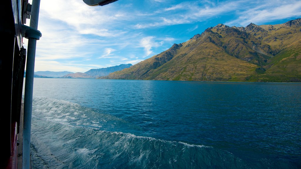 Bateau à vapeur TSS Earnslaw qui includes vues littorales